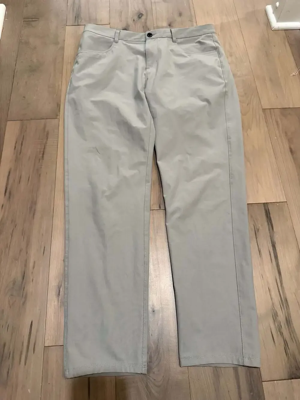Vuori Meta Pants Size 34 Beige Performance Stretch Chino